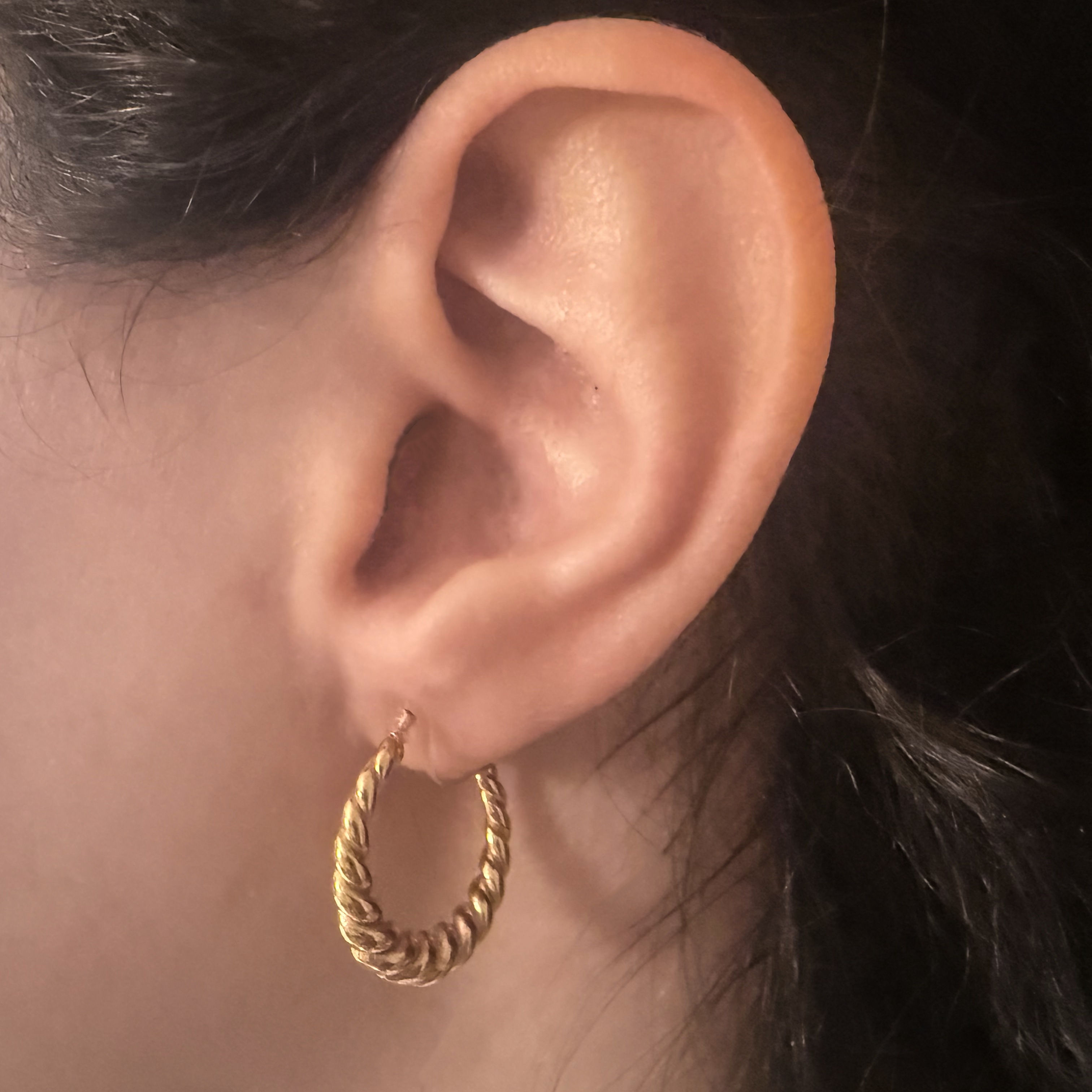 SMALL SWIRLY HOOP EARRINGS IN GOLD